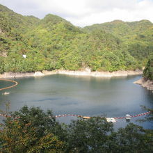 遊歩道を進むと望める川俣湖