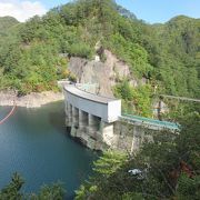 川俣ダムによって作られた人造湖、川俣ダムや瀬戸合峡、渡らっしゃい吊橋と併せての見学がお勧め