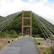 川俣湖に架かる吊り橋、雄大な川俣湖と周辺の山々を望めます