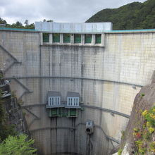 峡谷部に建設された川俣ダム、建設の苦労が偲ばれます