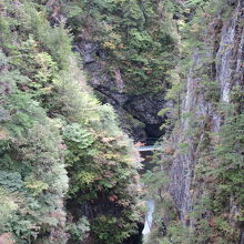 100m級の峡谷に架設されています