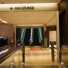 ANAラウンジ階からもう一階エスカレーターで上がります