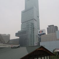 滞在した部屋の窓から撮影。雨が降っている。