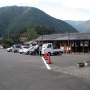 民家が隣接している小さな道の駅