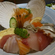 海の幸具材たっぷりの海鮮丼