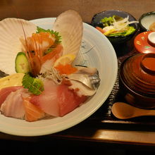 これだけの料理がセットで出て来ます