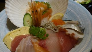 海の幸がたっぷり乗った海鮮丼定食を美味しくいただきました!!