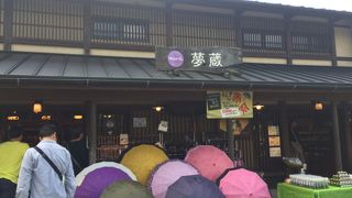 店頭の和傘がカラフルで可愛い☆