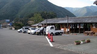 民家が隣接している小さな道の駅