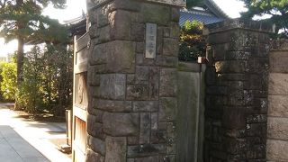 石造りの立派な山門