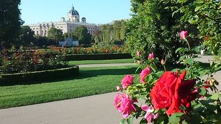 美しいシシィ像が あります