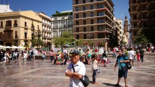 彫刻や像のある噴水付きの池がたいへんきれい