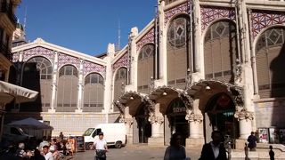 建築様式は、アリカンテのセントラル市場に似ている