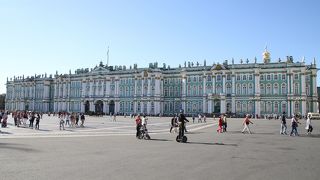 サンクト・ペテルブルグを観光では外せない美術館です。