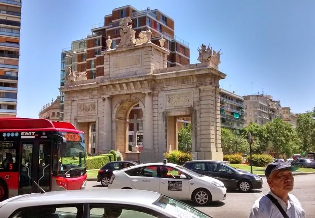 ハイブリッドのタクシーも見かけられました