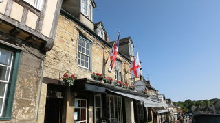 歴史あるティールームで、名物Lardy Cakeをいただく