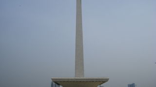 広い公園の真ん中にそびえたっていました