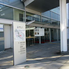 この建物内のエレベーターに向かいます