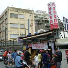 何々？この人だかりは？