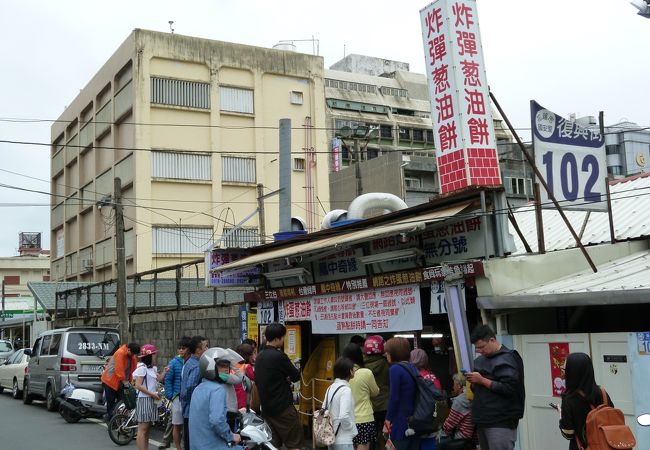 小さい店の前には人だかり・・・