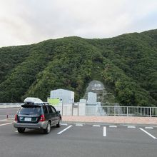 ダム天端右岸側に駐車場有