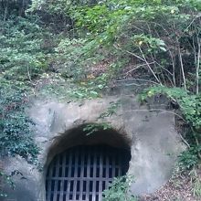 日朗上人土牢(光則寺)