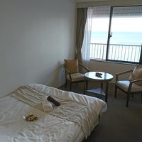 部屋は古いよ～　バルコニーも、いちおう有ります