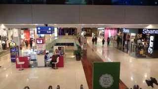 海沿いの大型ショッピングセンター