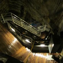 こんな狭い階段を上り下り