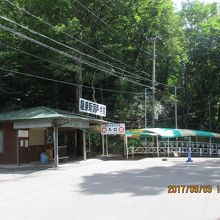 通りの向かいの博物館