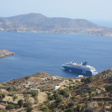 修道院から洞窟へ降りる道からエーゲ海とクルーズ船を望む