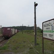 荒廃した雰囲気の駅