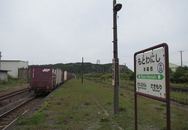 荒廃した雰囲気の駅