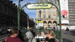 パレ ロワイヤル ミュゼ デュ ルーヴル駅