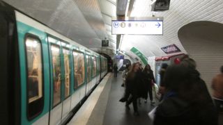 駅員による放送はない