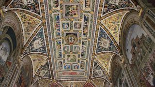 大聖堂内付属図書館