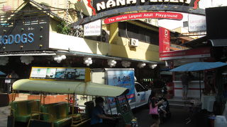 飲食店、屋台が並んでいました