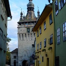 城壁内から見た時計塔。黄色い建物はヴラド・ツェペシュ公の生家