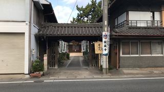 国道沿いにあります。