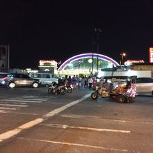 夜もライトアップされて健全な感じ