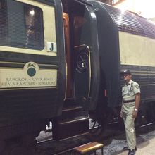 駅員か車掌かと思ったら民間警備会社の人、何も答えてくれない