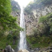 九州華厳の滝とも呼ばれる、迫力のある滝