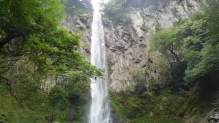 九州華厳の滝とも呼ばれる、迫力のある滝