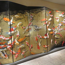 錦鯉の描かれた大きな屏風が飾られています