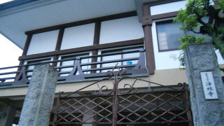 狭い敷地に無理して建っている印象。。