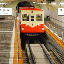 黒部平駅に向う、ケーブルカー。