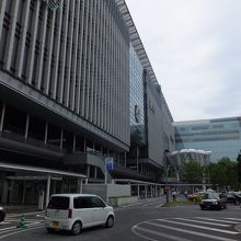 駅ビル。この中です。