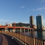 跳ね橋として有名な赤い鉄橋です