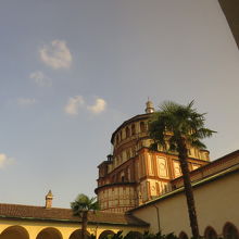 最後の晩餐の食堂へ行く中庭からの見上げた教会のクーポラ