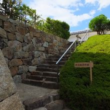 門の上へは外階段。